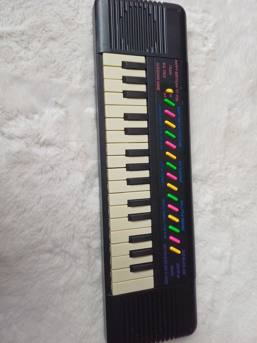 Pianino na baterie.