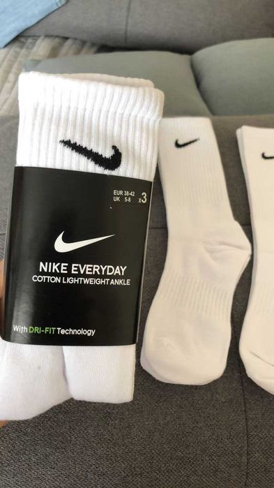 6 par skarpet Nike z czystego bawełny. Białe, długie, Rozmiar M / L