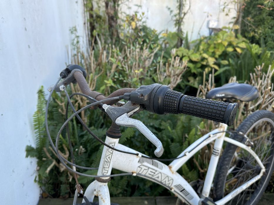 2 bicicletas antigas + suporte para 3 bicicletas