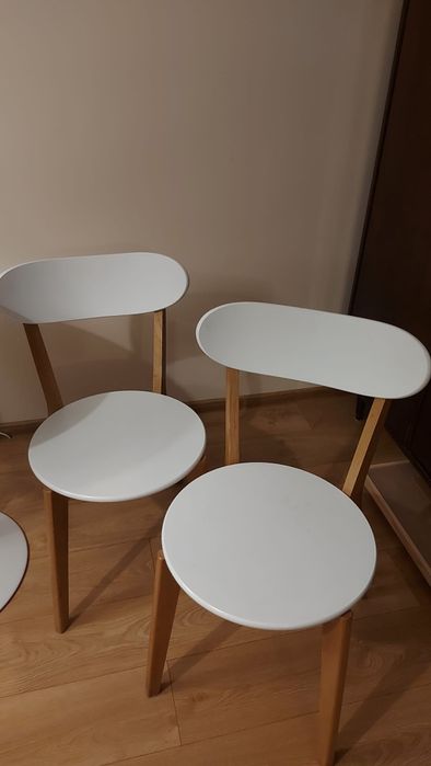 Biały stół i krzesła komplet