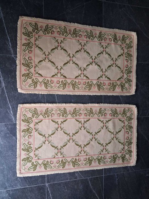 Dois tapetes de Arraiolos 70cmx120cm