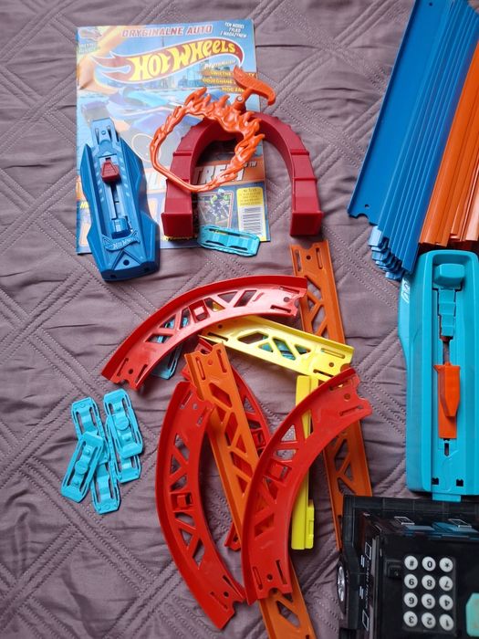Dwa zestawy hot wheels track builder plus zestaw torów