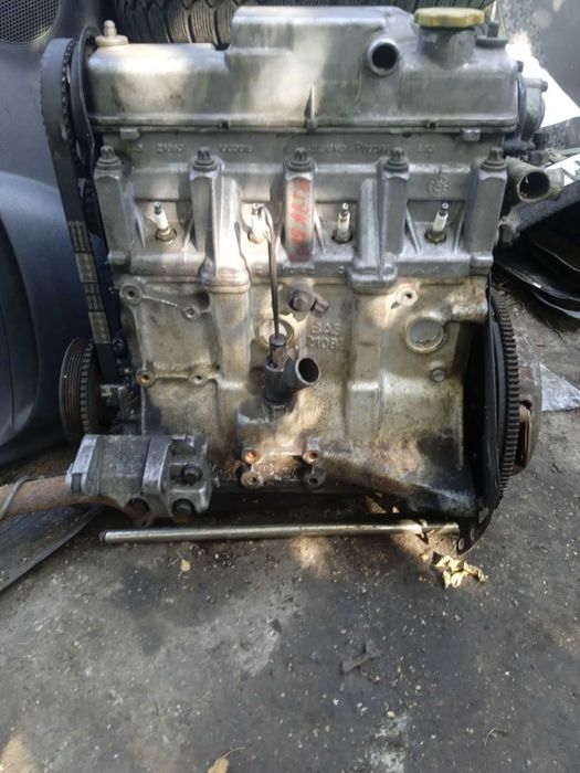 Мотор Ваз инжектор восьмиклапаный.