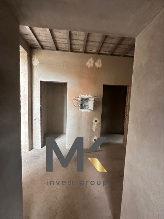 Продаж двоповерхового будинку з великою ділянкою. Стоянка-2