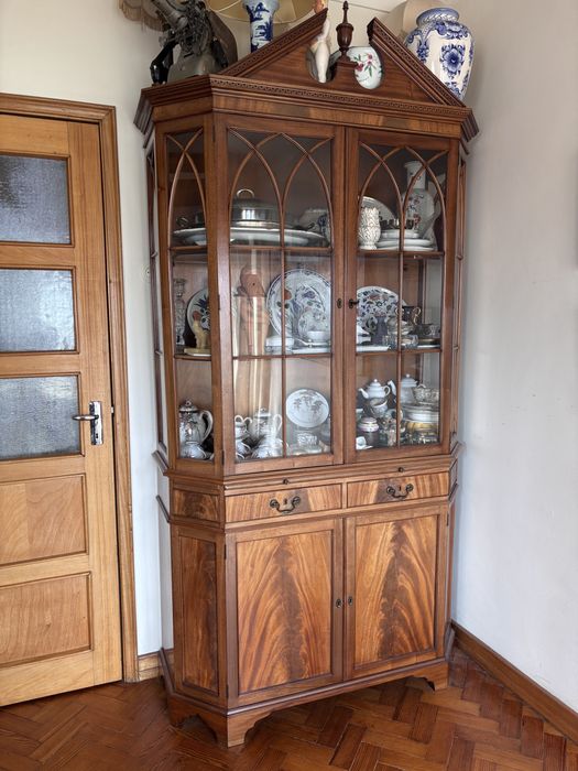 Cristaleira de cerejeira imaculada, estilo ingles