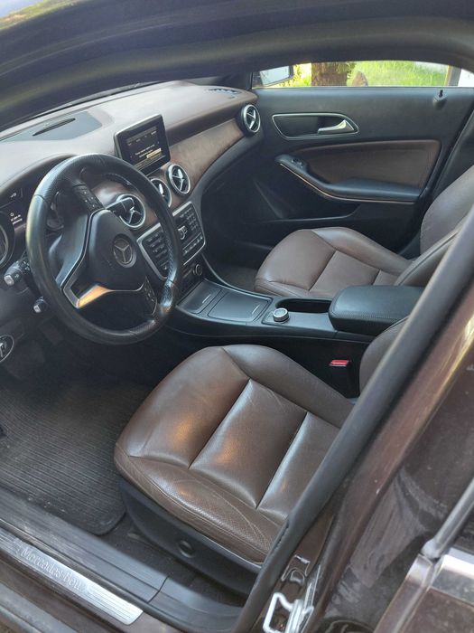 Syndyk sprzeda samochód Mercedes-Benz GLA 250