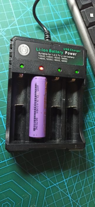 Зарядне для 18650. USB Charger. Нове