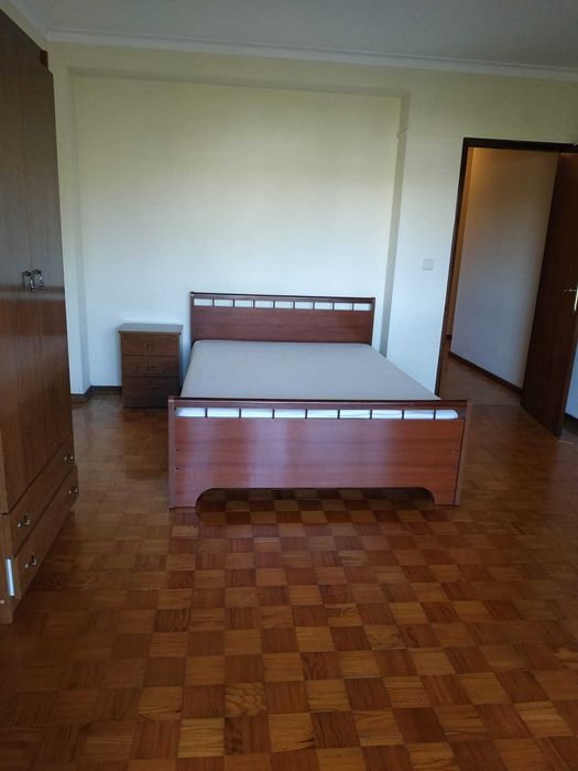 Quarto com cama de casal, terraço e marquise em frente ao IPB