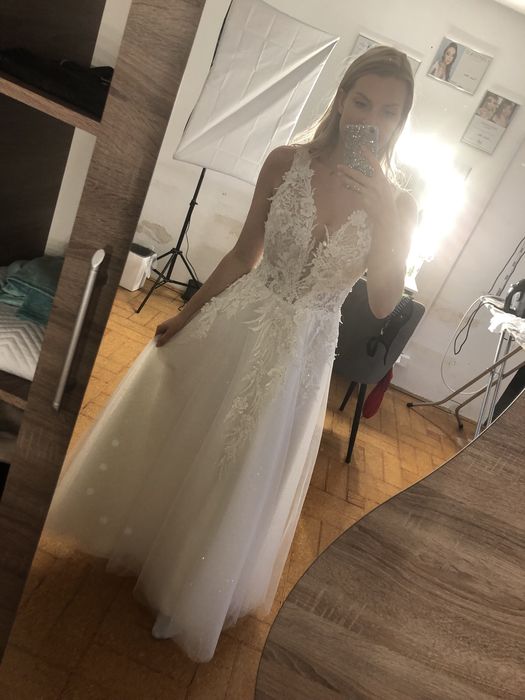 Suknia slubna z motywem kwiatow