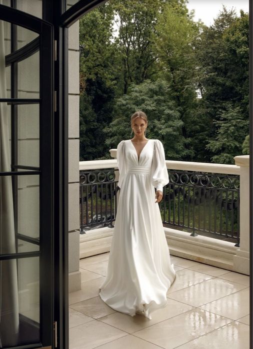 Весільна сукня з шлефом