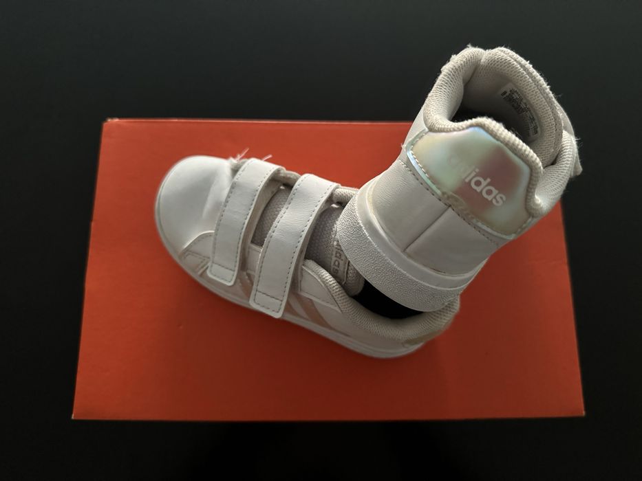 Sapatilhas Adidas tamanho 26