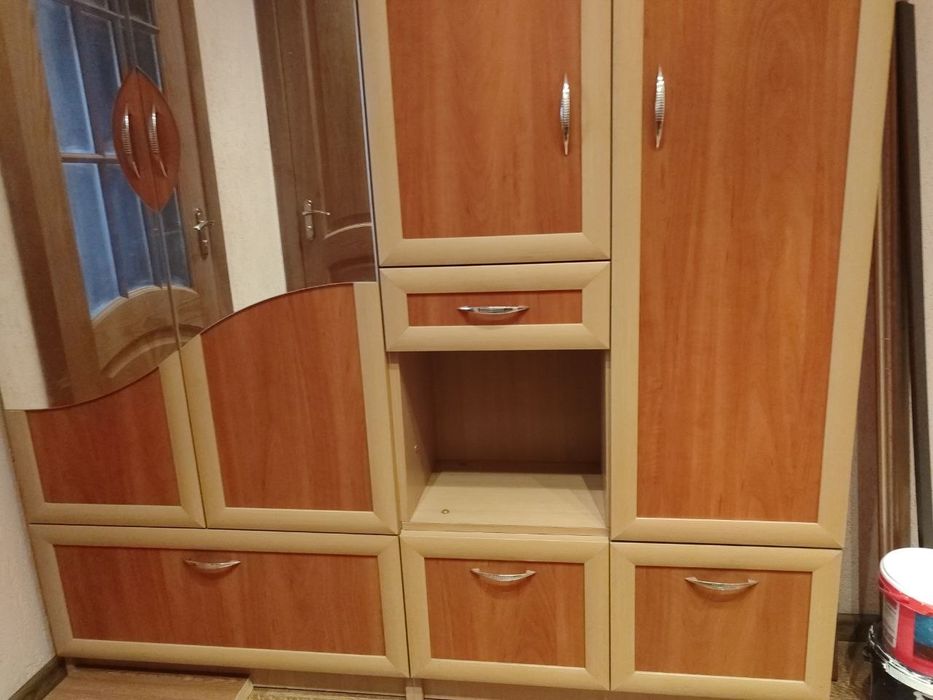 Продам шкаф та  скляний столик в ідеальному стані