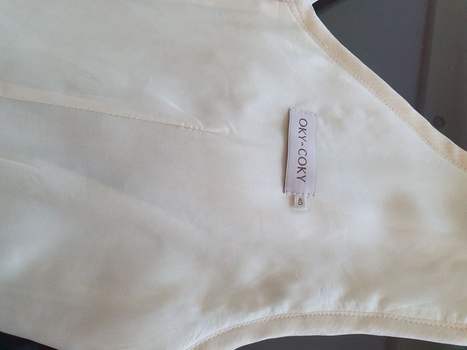 Sukienka na szerokich ramiączkach