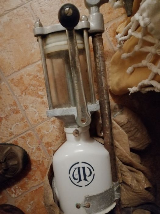 Bomba de azeite antiga AP