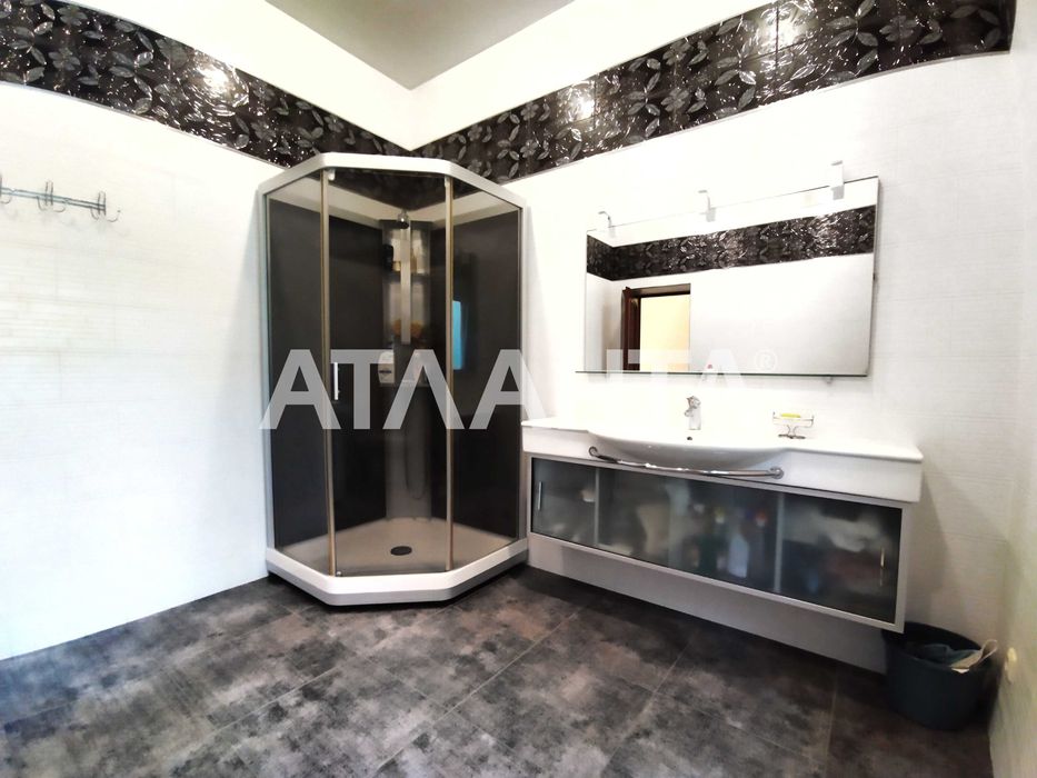 Будинок з басейном біля моря на 7 сотках