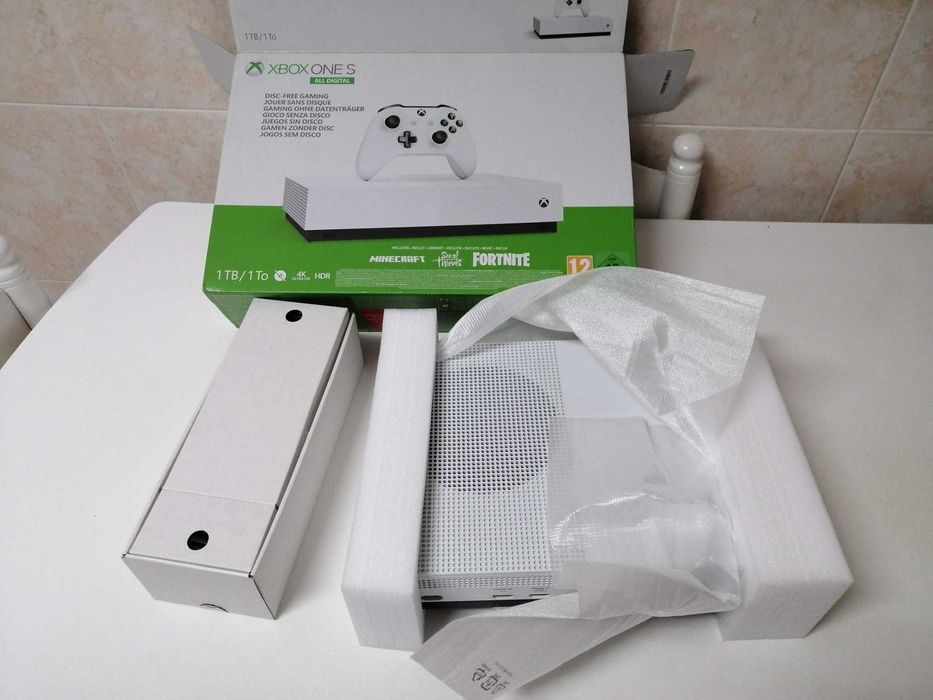 Xbox One S All Digital conservado com comando incluso