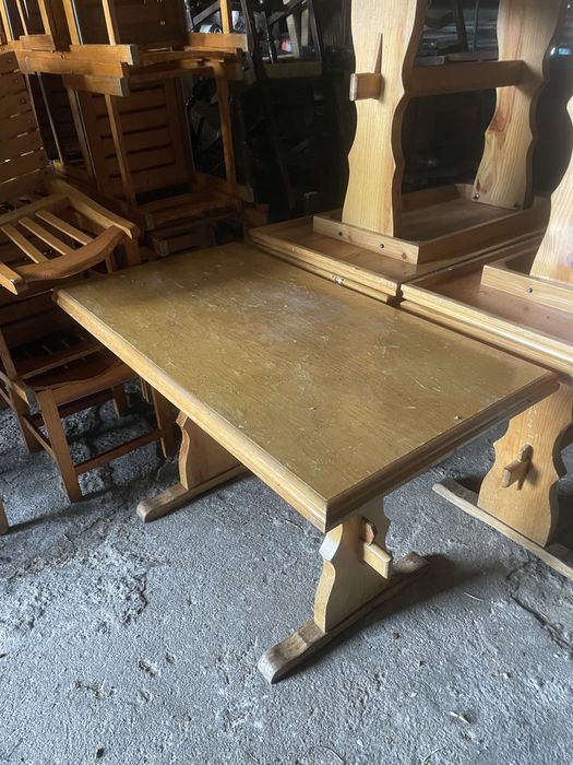 Cadeiras e mesas de madeira