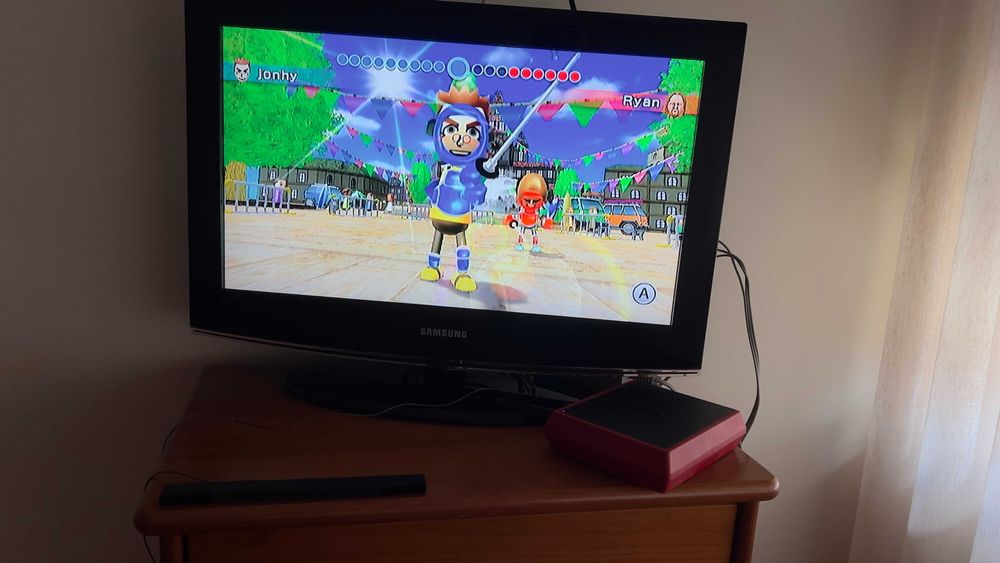 Consola Nintendo Wii Versão + comandos + cabos versão vermelha + Jogo