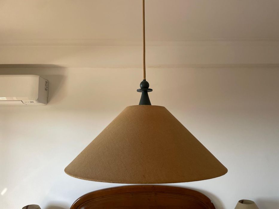 Cama casal com mesinha e outros acessórios