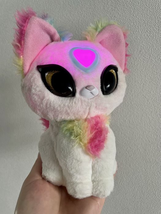 інтерактивний плюшевий кіт — це модель My Fuzzy Friends Magic Whispers на ім'я Луна,
