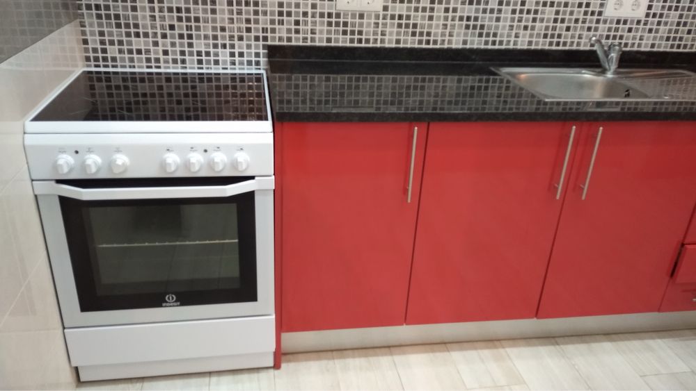 Alugo T1 jovial de cozinha vermelha