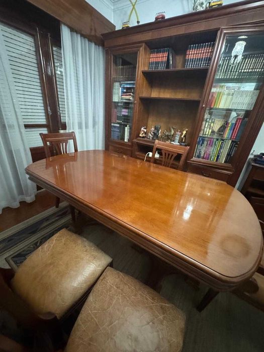 venda  de móveis em ótimo estado mesa , cadeiras e 2 estantes