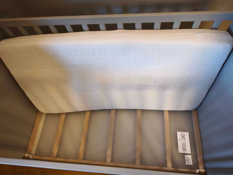Berço IKEA cinza com gavetas e colchão