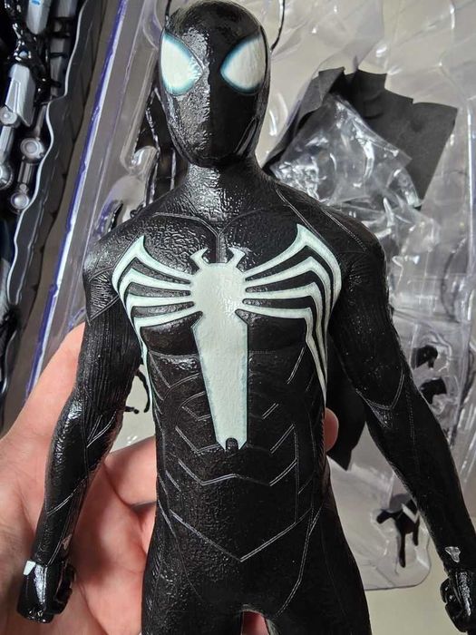 Figura Hot Toys Spider Man 2 (Video game) Peter Parker in Black Suit