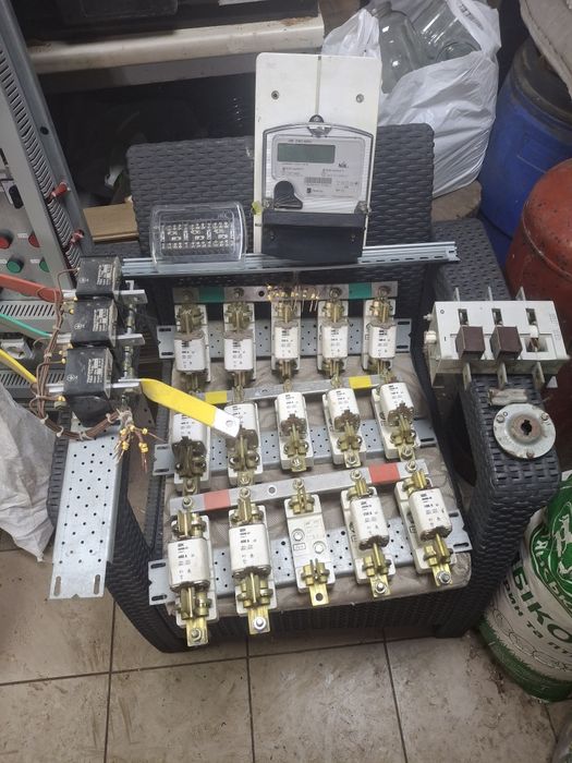 Запобіжники , рубильник.