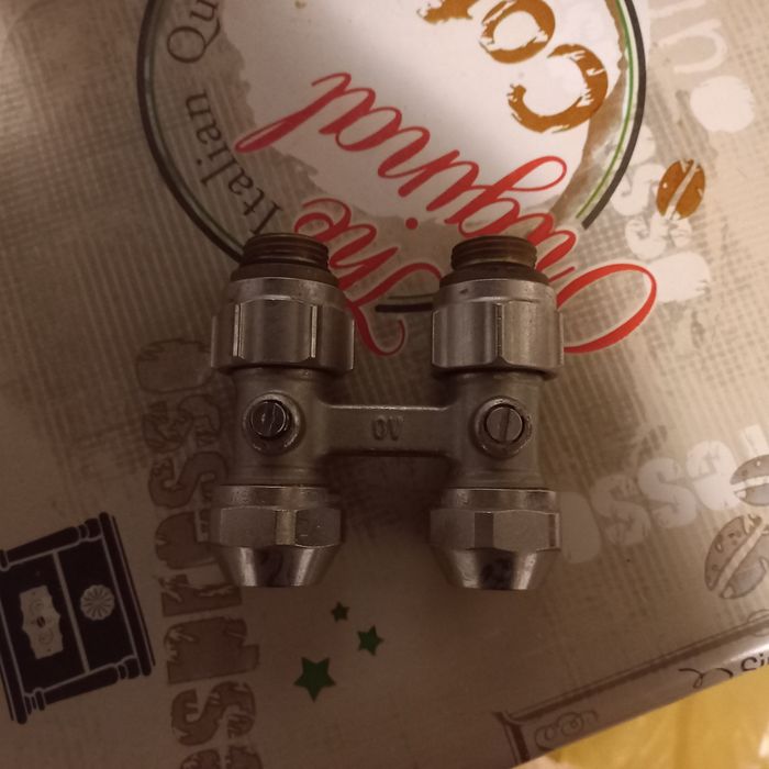 Кран  OVENTROP для радиатопов с нижним подключением