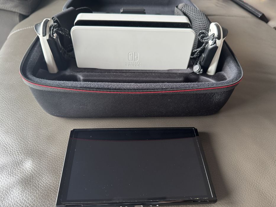 Nintendo Switch + 2 gry