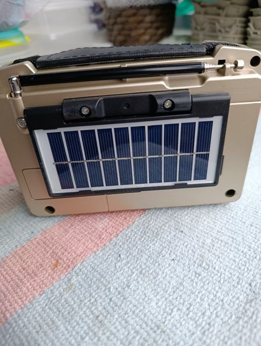 Rádio portátil com painel solar