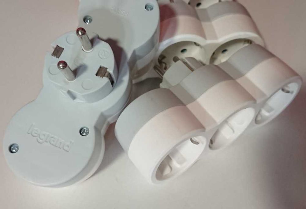 Tomada tripla Legrand (2P+T)