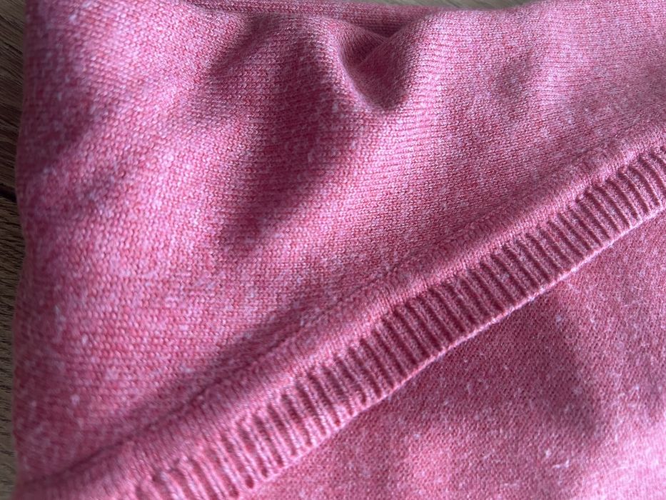 Malinowy sweterek zapinany