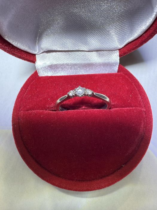 Золота каблучка 585 проби з діамантами 0,16ct  вага 2,20гр