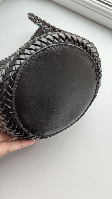 Стильна чорна плетена сумка