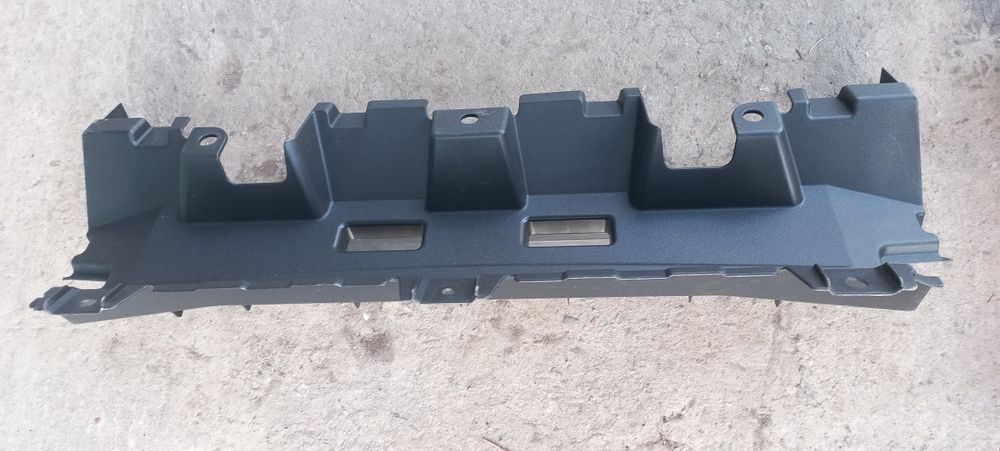 Прадам вставку между юбкой и защитой на LEXUS GX 460 с 2009 года.