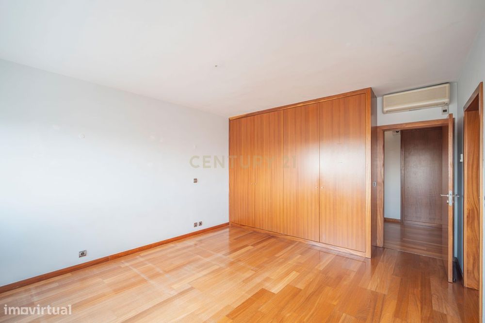 T5+1 Duplex em Linda-a-Velha com 291 m² úteis, 5 estacionamentos e vis