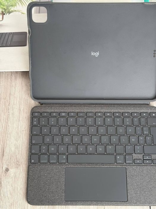 Чохол-клавіатура Logitech Combo Touch для iPad Pro 11 (920-010144)