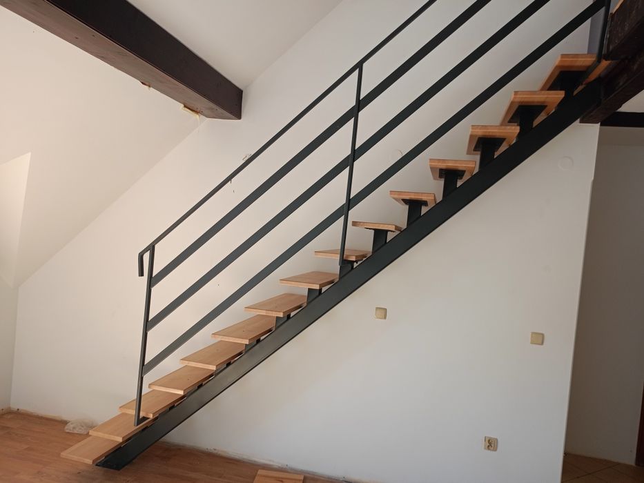 Schody samonośne z poręczą, metalowe, loftowe