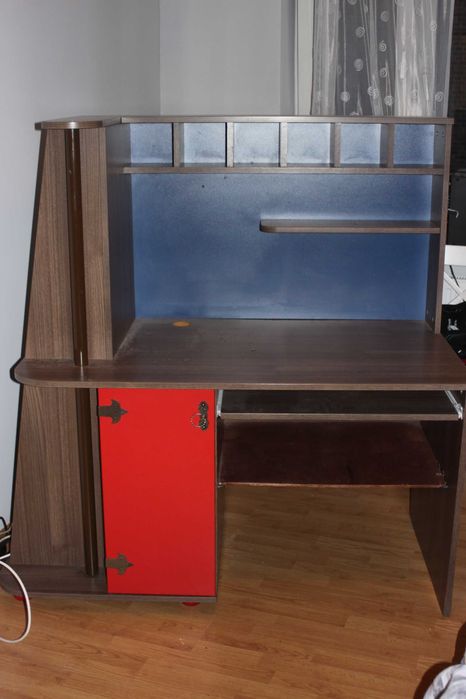 Biurko, biurko szkolne biurko z półkami.