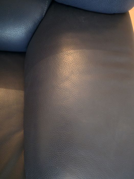 Dois sofás em couro