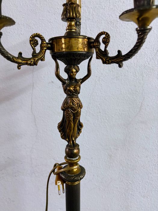 Candeeiro pé alto,em bronze