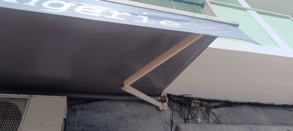 Toldos quase novos com estrutura completa – Amadora