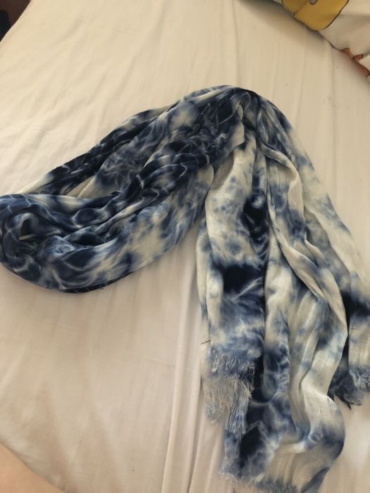 Lenço branco e azul