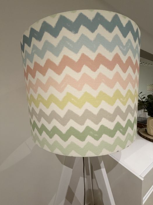 Candeeiro de pé com abajur em tecido