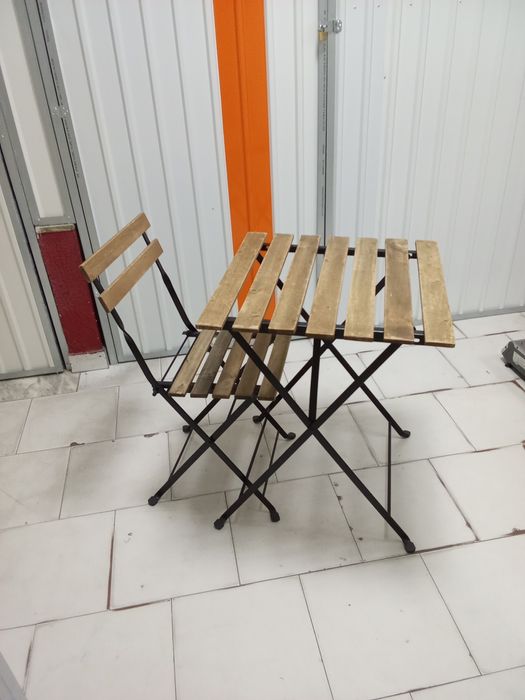 Conjunto mesa e cadeira