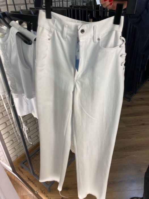Білі джинси бренду ACE