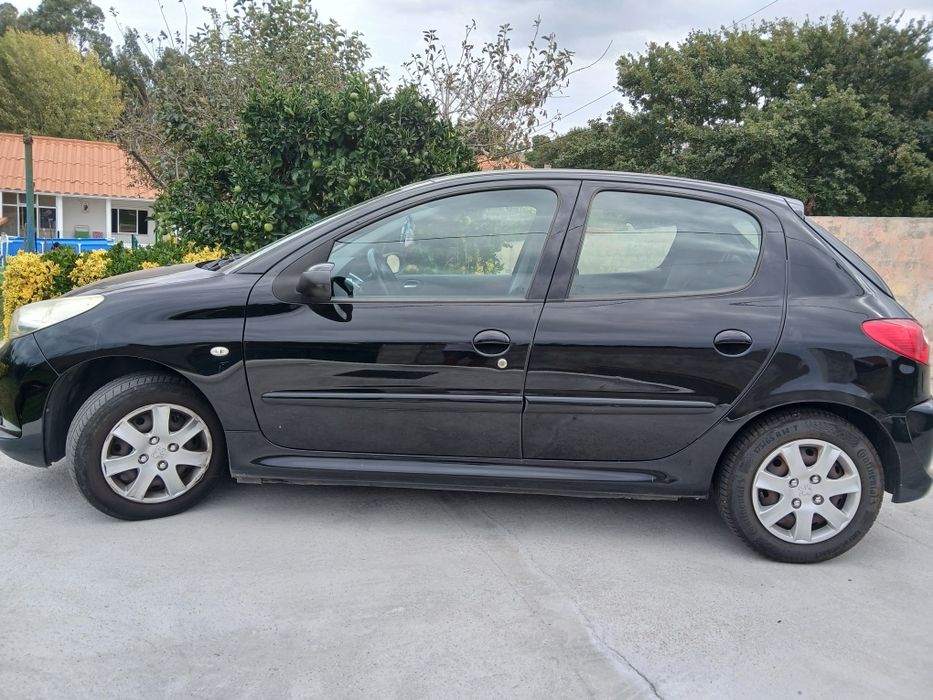 Vendo carro em bom estado so  dum dono do a no 2011 -06-21.de.marca Peugeot 206 +número de telemóvel 911 773 123