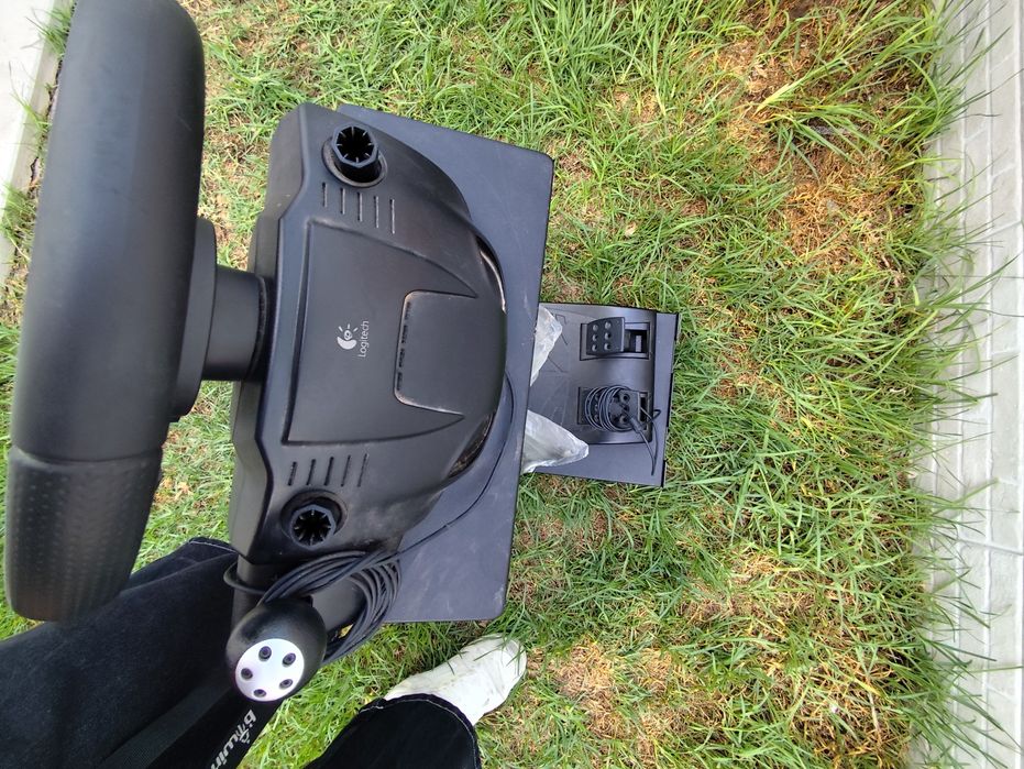 Logitech driving force GT com suporte